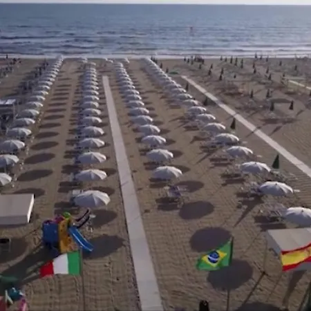 Front - Attic Lägenhet Viareggio